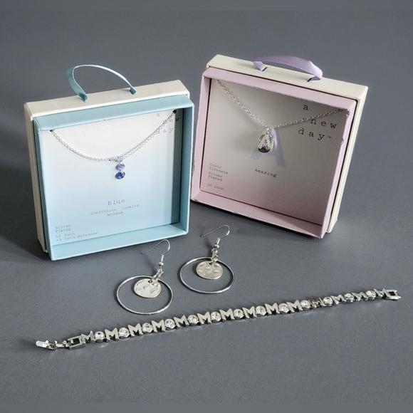 "MOM" Tennis Bracelet - Picture 8 of 11